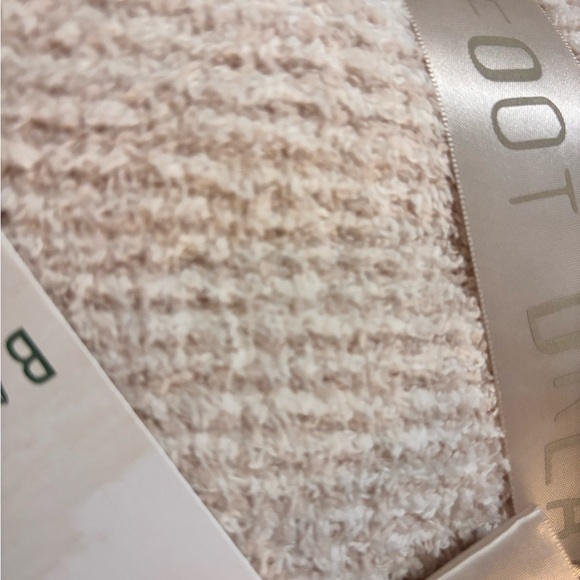 Barefoot Dreams 45” x 60” Cream Knit Throw - Picture 4 of 6